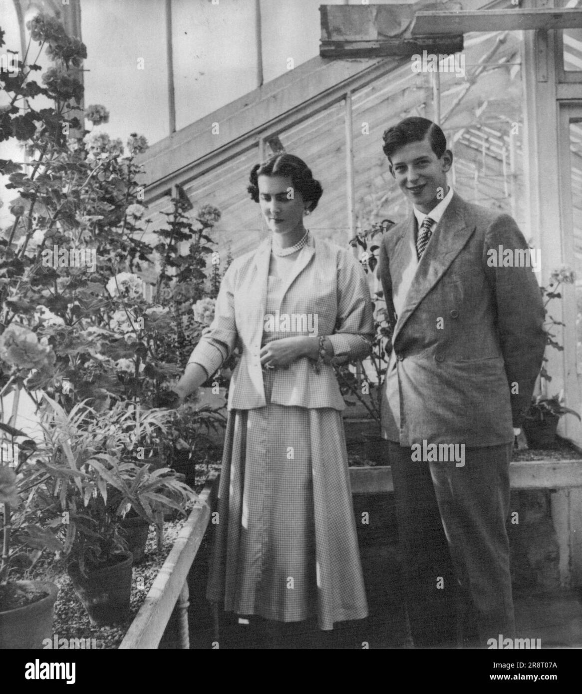 Königliche Hoheit Fliegen heute nach Malaya: Die Herzogin von Kent und ihr Sohn, der sechzehnjährige zweite Herzog von Kent, sind in diesem neuen Bild von Cecil Beaton im Gewächshaus des Hauses der Herzogin Coppins, Iver, Buckinghamshire zu sehen. Die Herzogin und der Herzog fliegen heute, am 27. September, nach Singapur, um den ersten Besuch eines Kronemissars in den Fernen Osten für 30 Jahre zu beginnen. 26. September 1952. (Foto nach zugehörigem Pressefoto). Stockfoto