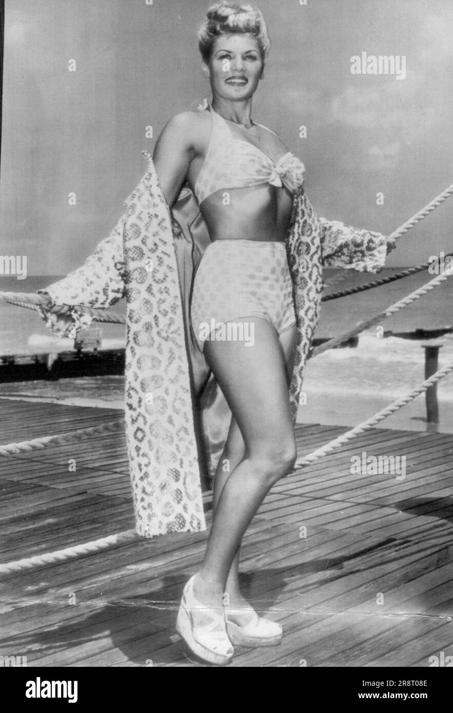 "Gute-Wille-Augen" -- Tilda Thamar, sensationelle argentinische Filmschauspielerin, die Gräfin Toprani im Privatleben ist, sagte, sie kombiniere Vergnügen mit einer guten-Wille-Reise, als sie gestern hier ankam. Während ihres Aufenthalts wird sie New York und Hollywood besuchen, hat aber keine Ambitionen, in amerikanischen Filmen zu spielen. 25. April 1946. (Foto von AP Wirephoto). Stockfoto