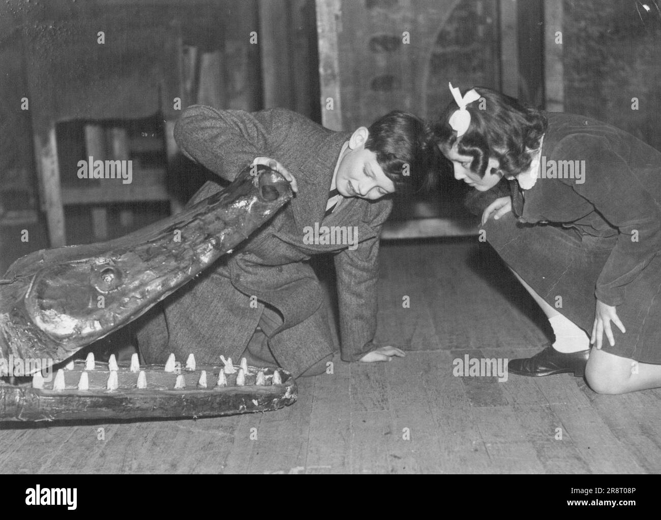Herzog und Prinzessin sehen „Peter Pan“ - den Herzog von Kent und Prinzessin Alexandra, die sich für den riesigen Monat des Krokodils interessieren. Die Herzogin von Kent nahm den neunjährigen Herzog von Kent und seine Schwester Prinzessin Alexandra mit, um „Peter Pan“ im Stoll Theatre, Kingsway, London, zu sehen. 15. März 1945. Stockfoto