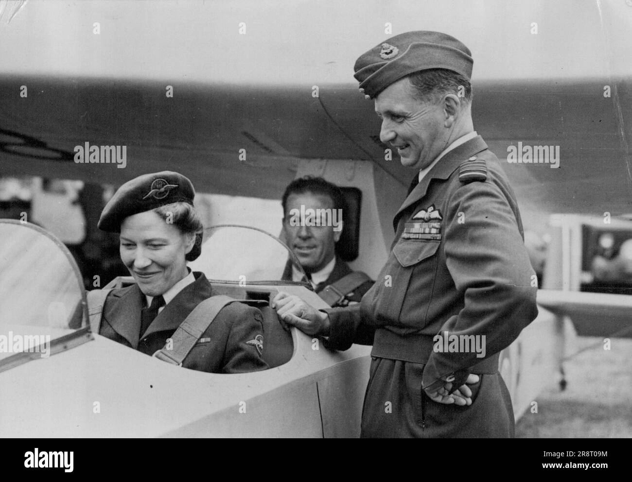 Sie dachte, Gliding "Zauberer" -- Lady Tedder, trägt die blaue Air Force Uniform des ***** der club sitzt im Segelflugzeug und spricht mit Lord Tedder, bevor er abhebt. Marschall der R.A.F. Viacount Tedder und Lady Tedder machten ihre ersten Gleiter-Flüge um ***** Flugplatz gestern, wo die nationalen Gleitflugwettkämpfe stattfinden. Auf die führende Lady Tedder. Sagte: „Es war perfekt zauberhaft (RAF-Slang für wunderbar); kein Lärm - nur ein leichtes Pfeifen.“ 8. Juni 1947. Stockfoto