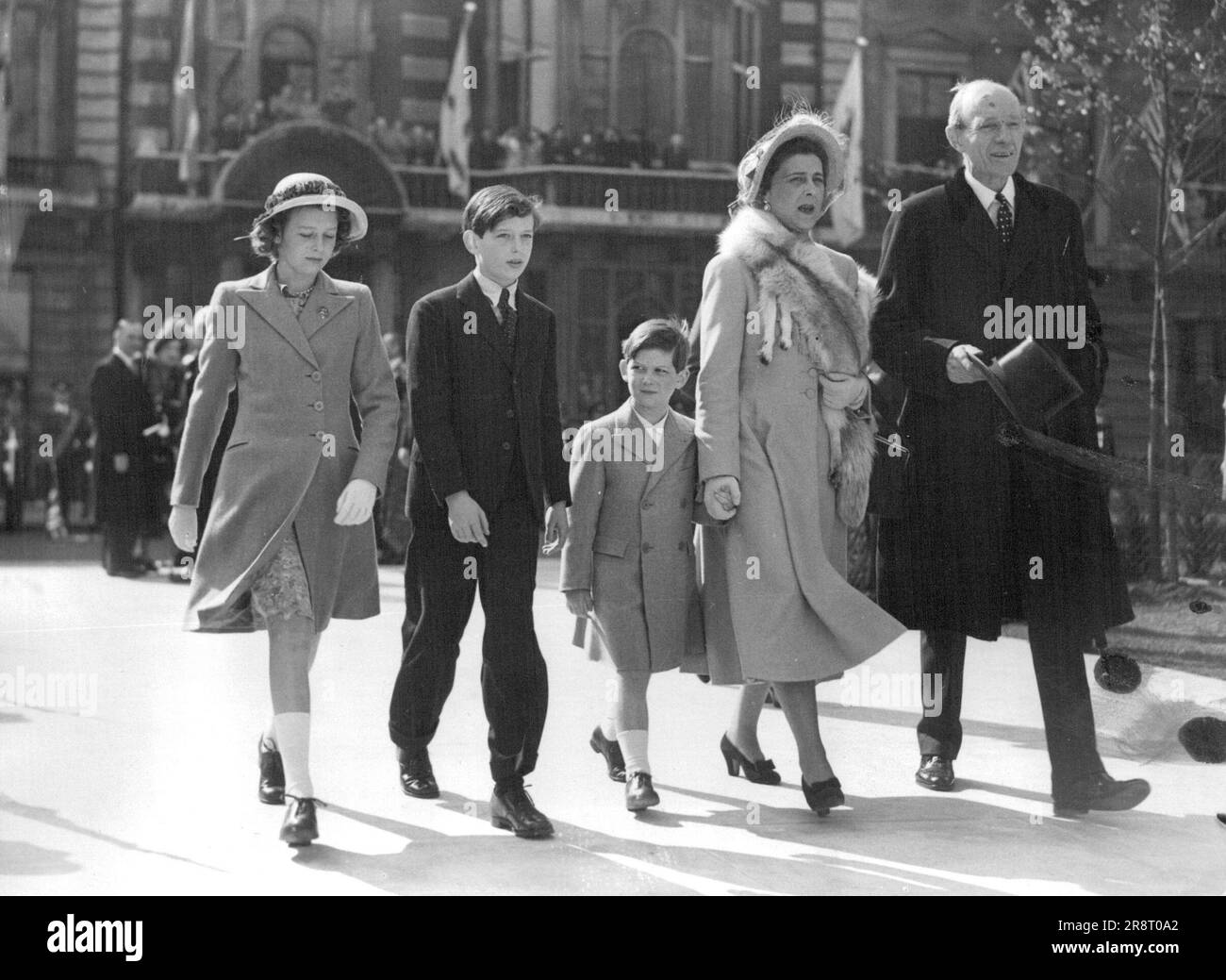 Lord Halifax trifft mit der Herzogin von Kent und ihren Kindern ein, um Präsident F.D. die Bronzestatue zu enthüllen Roosevelt, am Grosvenor Square, London. Kinderbekleidung hergestellt von Martin Samuel. 12. April 1948. (Foto von Reuterphoto). Stockfoto