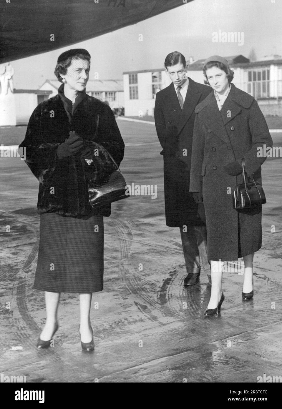 Die königlichen Hochzeitsgäste reisen nach Lissabon -- die Herzogin von Kent mit ihrem Sohn und ihrer Tochter, dem Herzog von Kent und Prinzessin Alexandra, gehen heute (Donnerstag) zu ihrem Flugzeug am Flughafen London. Sie flogen mit dem normalen Bea Viscount-Dienst nach Lissabon, um an der Hochzeit von Prinz Alexander von Jugoslawien und Prinzessin Maria Pia, Tochter von Ex-König Umberto von Italien, teilzunehmen. 10. Februar 1955. (Foto von Reuterphoto). Stockfoto