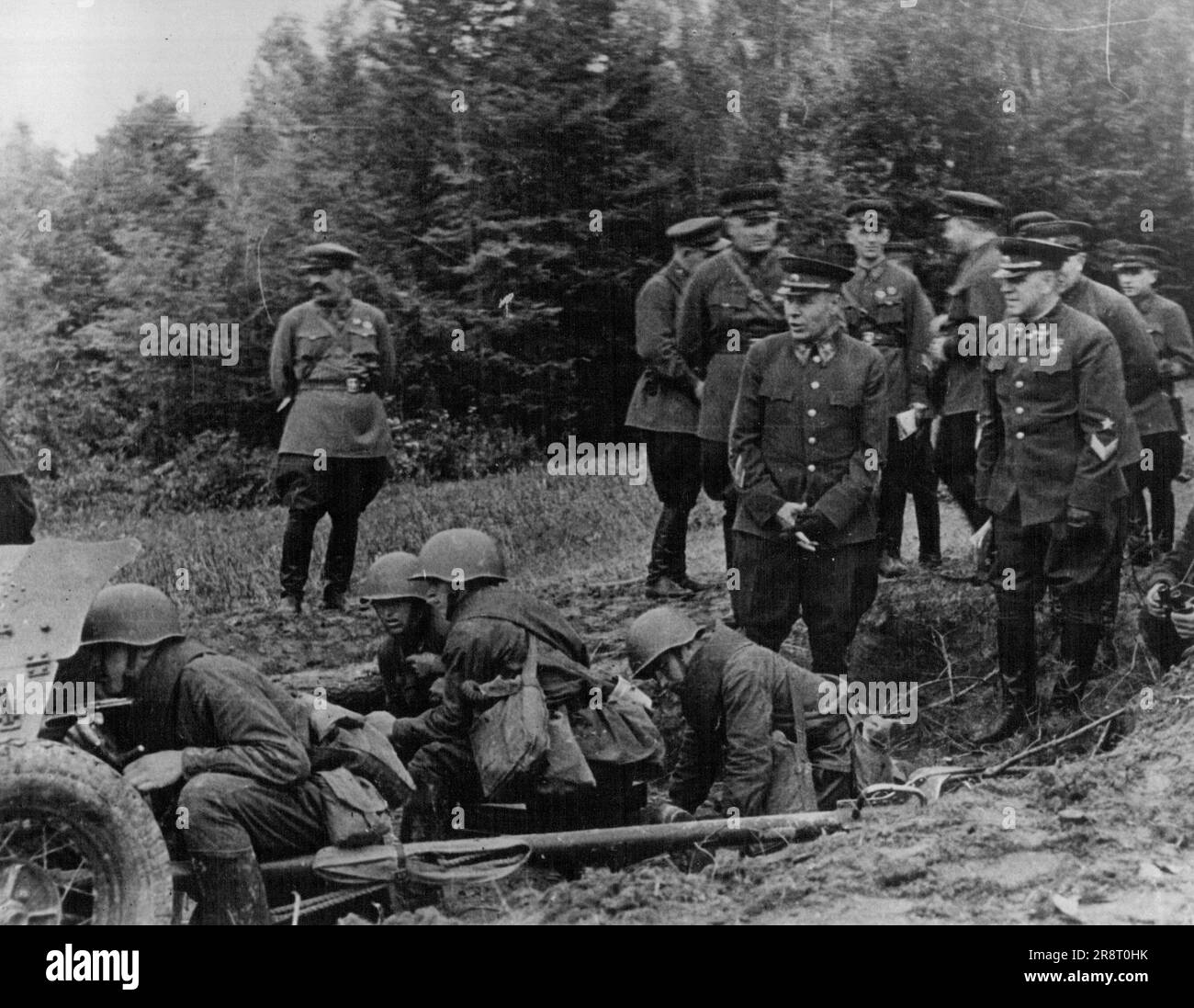 Marschall Timoschenko - Marschall Timoschenko (rechts, Vordergrund), General G. K. Zhukov (rechts) beobachtet die Arbeit der Schützen. 28. März 1947. (Foto von der Bildpresse). Stockfoto