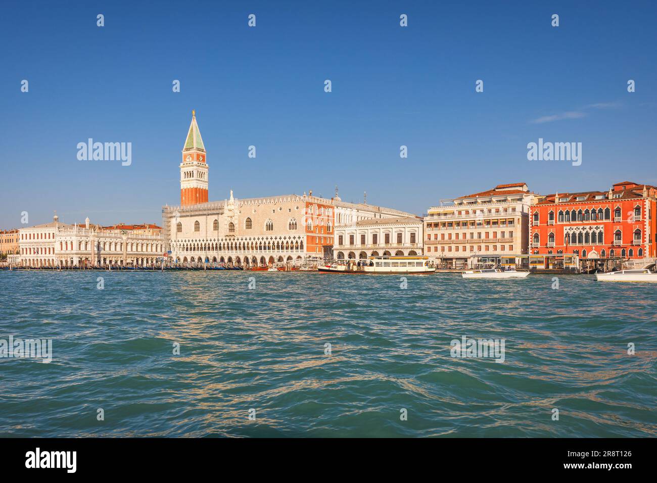 Das Venedig mit St. Mark's Campanile, Blick auf das Markusbecken, Italien, Europa. Stockfoto