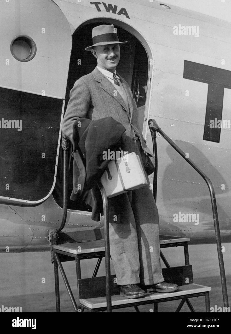 Pacific Flier besucht New York - Captain P.G. Taylor, Kopilot von Sir Charles Kingsford-Smith auf seinem kürzlichen Flug Australien nach Kalifornien, wird am 7. November in Newark zu einem kurzen Besuch in New York aus einem Trans-Continental-Flugzeug ausgeflogen. 07. November 1934. (Foto nach zugehörigem Pressefoto). Stockfoto