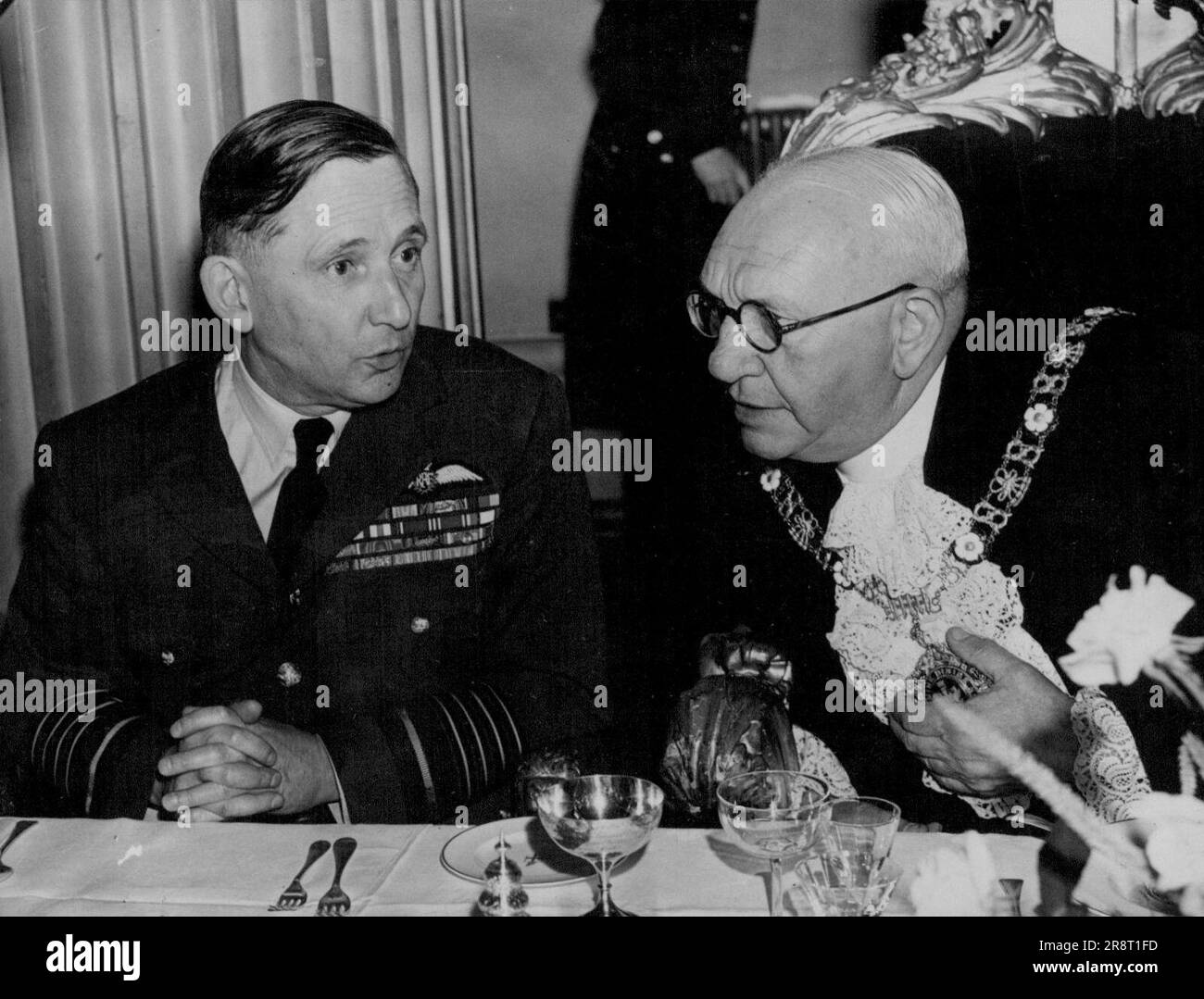 Marschall der R.A.F. Lord Tedder im Gespräch mit Lord Mayer von London, Sir Charles Davis (rechts) beim Mittagessen im Mansion House. 28. Mai 1946. Stockfoto