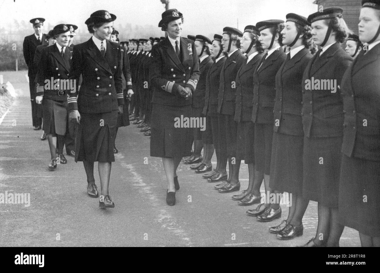 Die Herzogin von Kent besucht W.R.N.S. Ausbildungsstätte. H.R.H. Die Herzogin von Kent inspiziert die Ehrengarde bei ihrem Besuch in der H.M. Trainingsschiff "Dauntless", in Burghfield, in der Nähe von Reading, die Trainingseinrichtung für alle Rekruten des königlichen Marinedienstes. 23. März 1949 (Foto von Sport & General Press Agency Limited). Stockfoto