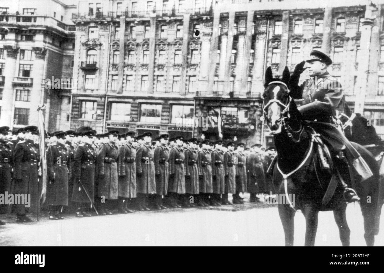 Timoschenko salutiert sowjetische Truppen -- Marschall S. K. Timoschenko, einer der führenden Militärführer in Russland, salutiert, während er die Truppen auf dem Moskauer Manezhnaya-Platz am 7. November anlässlich der Feierlichkeiten anlässlich des 31. Jahrestages der Oktoberrevolution inspiziert. 17. November 1948. (Foto von AP Wirephoto). Stockfoto