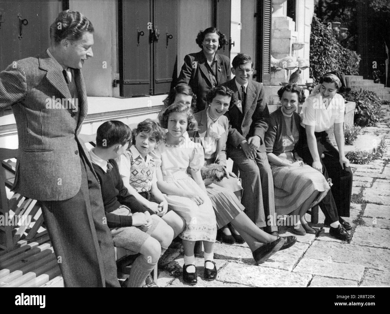 The Duchess of Kent on Holiday in France - Dieses Foto wurde am 15. April auf der Terrasse der Villa Malbosc in Grasse, Frankreich, gemacht, wo die Herzogin von Kent mit ihren Kindern Urlaub macht, zeigt links nach rechts: Prinz Raymond della Torre Taxis; Prinz Michael, jüngerer Bruder des Herzogs von Kent; Prinz Georges Andre Radzivil, Sohn von Prinzessin Eugenie von Griechenland; Prinzessin Tatiana Radzivil, Tochter von Prinzessin Eugene von Griechenland; Prinzessin Alexandra, Tochter der Herzogin von Kent; Herzogin von Kent, Edward, Herzog von Kent; Prinzessin Olga von Jugoslawien; Prinzessin Olga von Griechenland, Schwester der Herzogin… Stockfoto