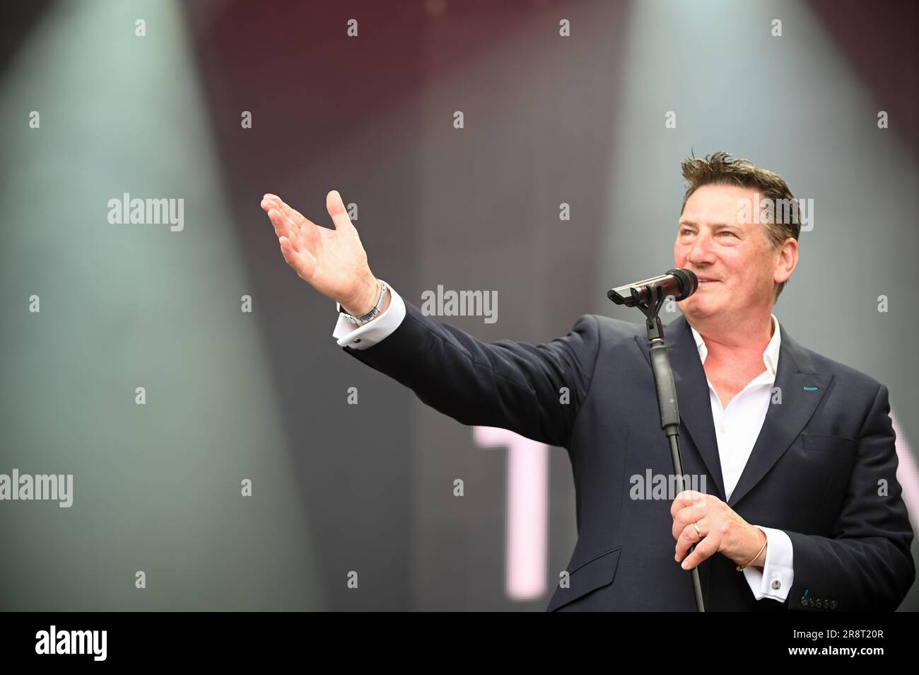 Der englische Popsänger Tony Hadley tritt beim Lets Rock Leeds 80s Festival in Leeds auf. Stockfoto