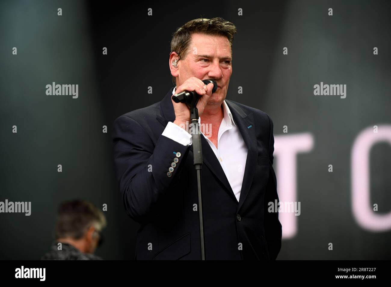 Der englische Popsänger Tony Hadley tritt beim Lets Rock Leeds 80s Festival in Leeds auf. Stockfoto