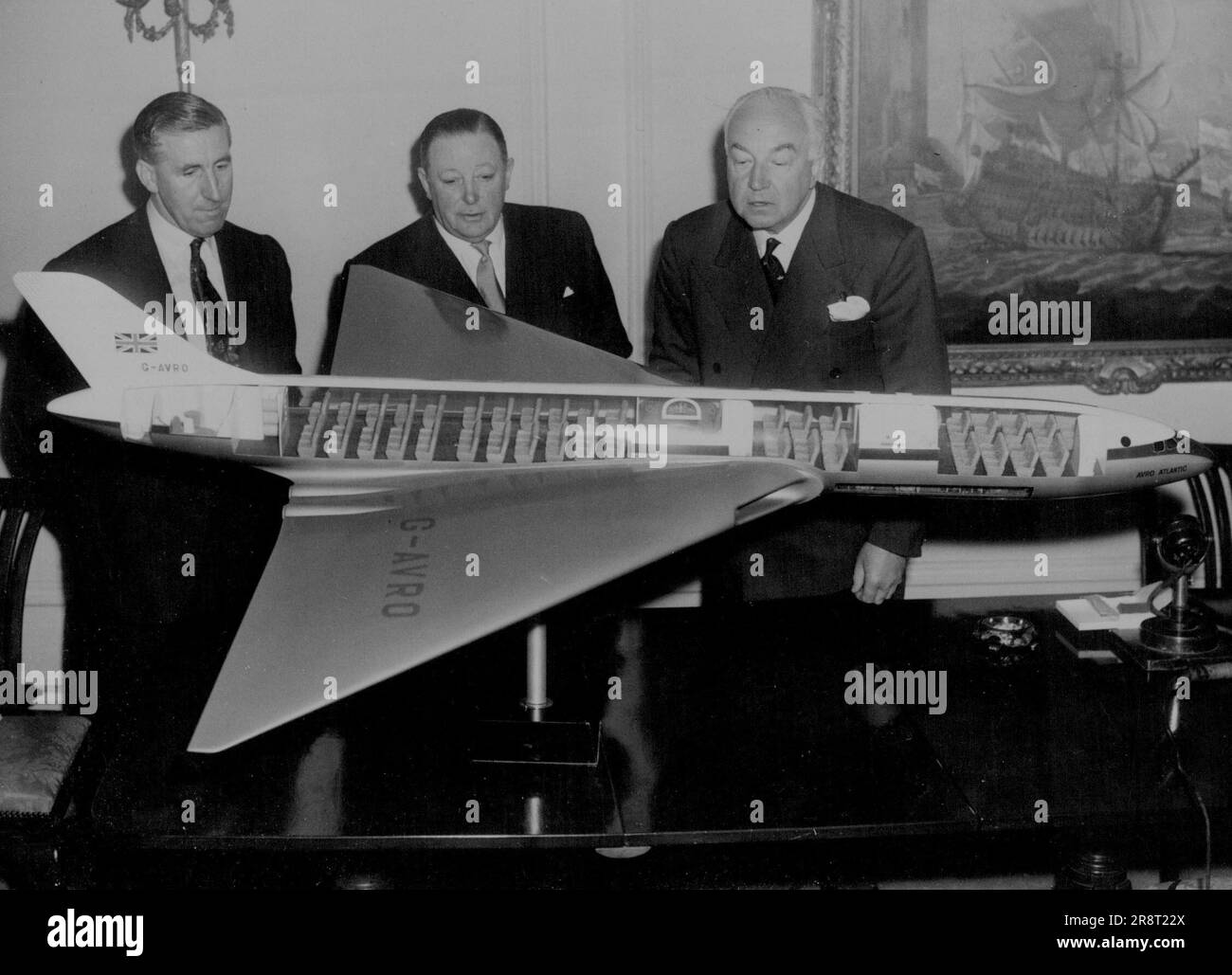 „Avro Atlantic“ ist Großbritanniens neues Gebot für World Air Supremacy. Sir Miles Thomas, Vorsitzender der British Overseas Airways Corporation (rechts) und Sir Roy H. Dobson, Leiter der A.V. ROE and Company (Centre) und Stuart Davies, Chief Designer von A.V. Roe, schauen wir uns ein großmaßstäbliches Modell des weltweit ersten Vierjet-Delta-Transports an, den „Avro Atlantic“, dessen Details gerade veröffentlicht wurden. Das Flugzeug kann die Atnaltic nonstop zwischen London und New York in fünf bis sieben Stunden überqueren, mit einer Geschwindigkeit von mehr als 600 km/h auf 40.000 m Höhe, wobei zwischen 76 und 131 Passagiere befördert werden. 11. Juni 1953. (… Stockfoto