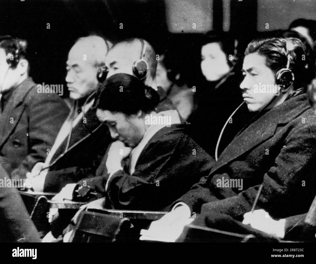 Tojo Weeps bei der Verhandlung des Ehemannes – Mrs. Hideki Tojo verbeugt sich vor dem Kopf und weint während des Prozesses in Tokio, Japan, gegen ihren Ehemann, den ehemaligen Ministerpräsidenten Japans, während Tojo von der Anklage befragt wird. Andere auf dem Bild sind nicht identifiziert. 04. Januar 1948. (Foto von AP Wirephoto). Stockfoto