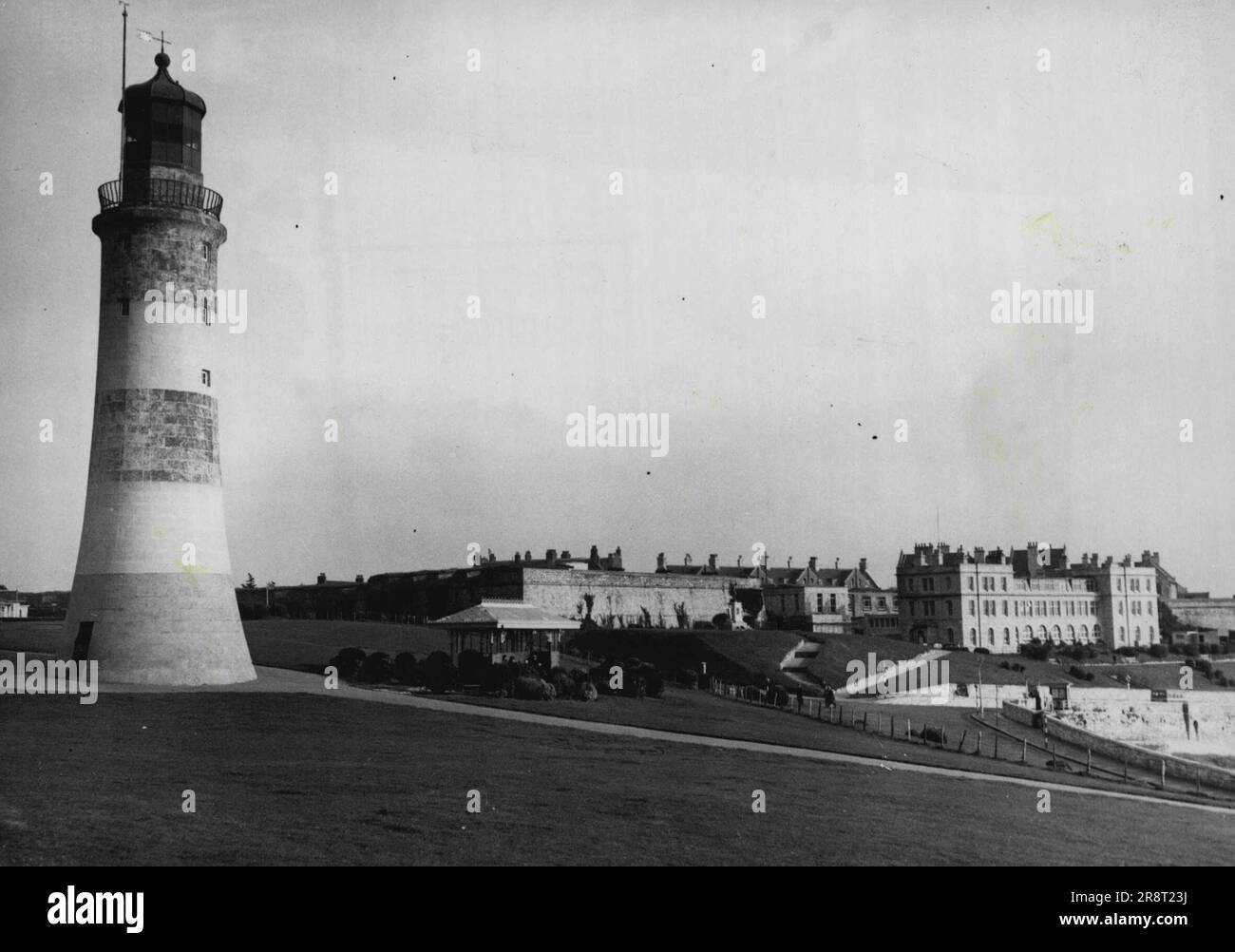 Plymouth - Tor zur Freiheit - Smeaton's Tower, Relikt einer galanten Anstrengung, die westlichen Meere für Seeleute sicher zu machen, auf Plymouth Hoe. Im Hintergrund ist die alte Zitadelle. Dies ist der obere Teil des alten Leuchtturms, der 1759 von John Smeaton auf dem Eddystone Rock errichtet wurde. Es stand bis 1882, als es durch die tückischen Meere untergraben wurde und als Gedenkstätte für den Erbauer wieder auf der Hoe errichtet wurde. Von oben sehen Sie den heutigen Eddystone Lighthouse - 15 Meilen entfernt -, der den Eingang zum schönsten Hafen Englands bewacht. 01. Dezember 1948. Stockfoto