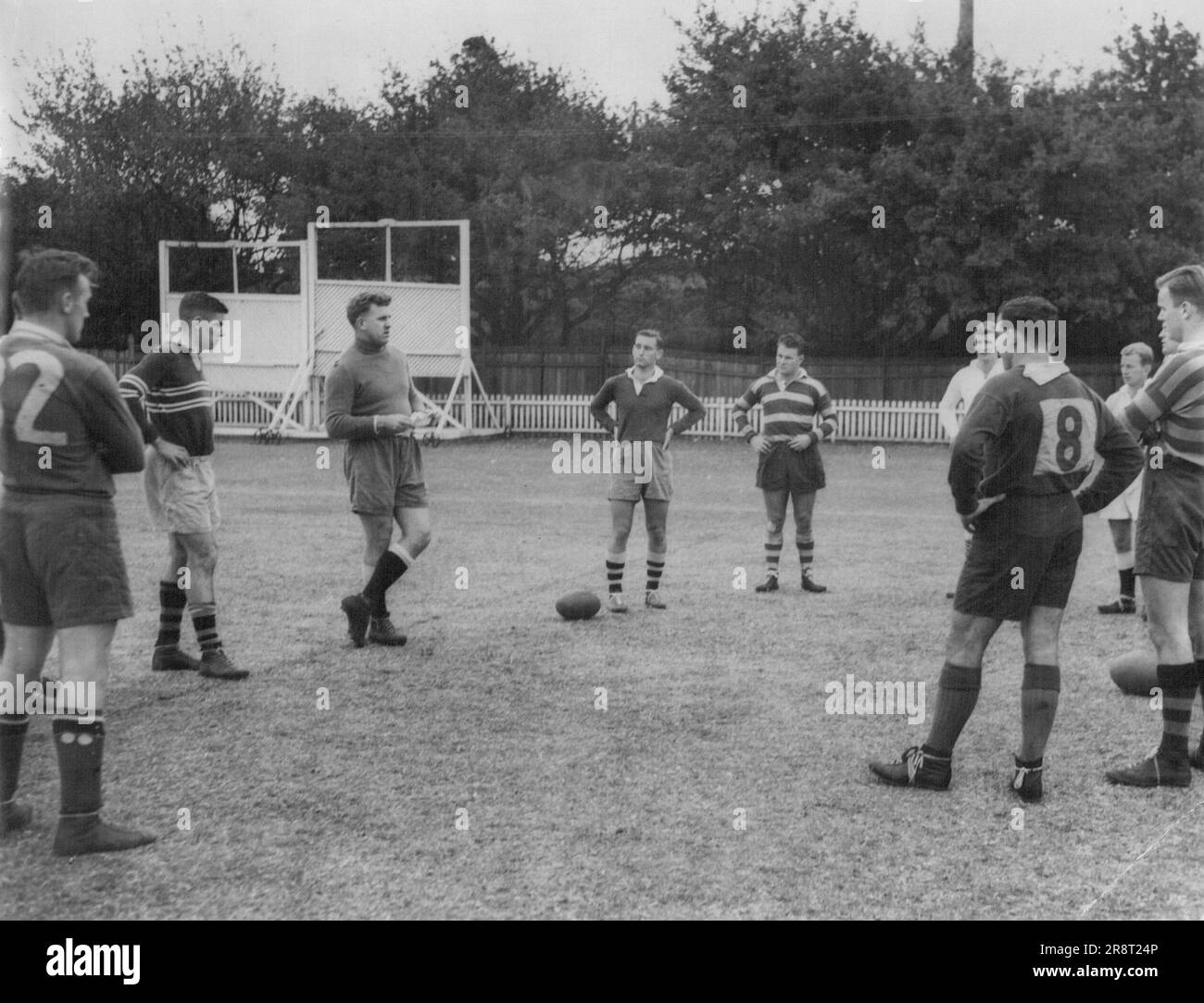 32 Bob Davison Ich bin McKellar 'Jika' Travers, Geoff Wilhelm, A. James, M. Adare, Brian Moffat, Brian Johnson (extreme rt Nearest Camera) 8 mit Back to Camera A Alf Hancock. 15. Mai 1951. Stockfoto