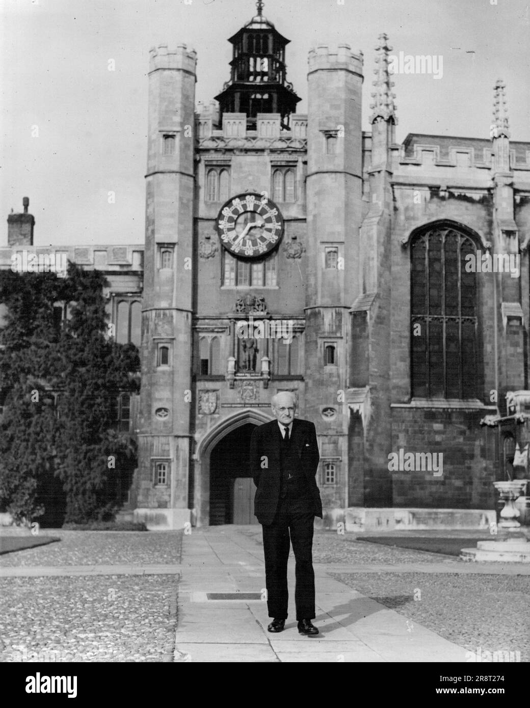 Der Meister des Trinity College -- Professor G.M. Trevelyan im Viereck des Kollegiums. 28. März 1947. Stockfoto