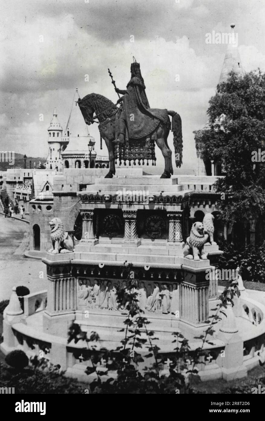 Der Nationalfeiertag in Ungarn -- die ungarische Nation hat ihre besonderen Feierlichkeiten vom 17. Bis 20. August anlässlich des 99. Todestages ihres ersten christlichen Königs, des Heiligen Stephans. Das Stephendenkmal des Heiligen in Budapest, das in dieser Zeit das Zentrum aller Festlichkeiten sein wird. 17. August 1938. (Foto von Atlantic Photo). Stockfoto