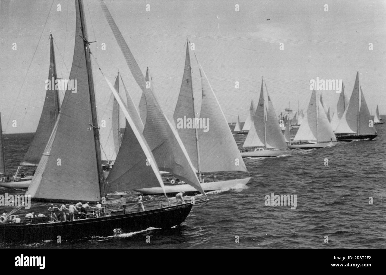 Nach Bermuda - Klasse 'A', die größten Boote der 17., 235-Meilen-Rennen auf dem offenen Meer nach Bermuda, überqueren heute hier die Startlinie bei den besten Wetterbedingungen. Eine Rekordflotte von 54 kleinen, aber seetauglichen Segelbooten startete das Rennen. 18. Juni 1950. (Foto von AP Wirephoto) Stockfoto