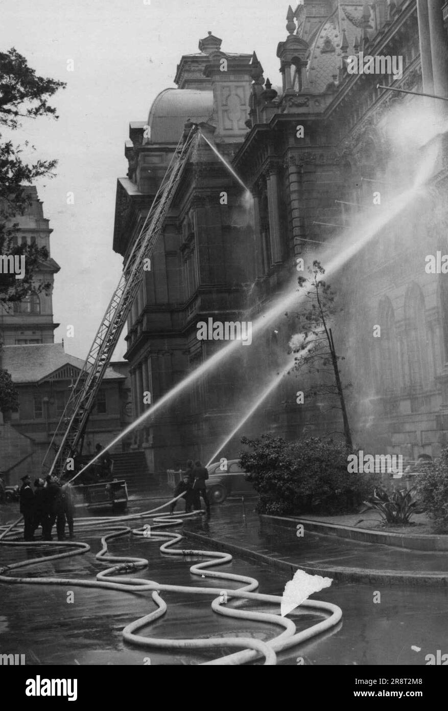 Das Leben Im Gesicht. Das Rathaus von Sydney wird heute aufgeräumt. Die Feuerwehr schüttete etwa 50.000 Liter Wasser über das Gebäude, um es zu reinigen. 16. Juni 1948. Stockfoto