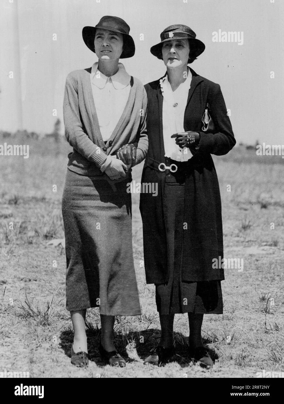 Mrs. P.G. Taylor und ein Freund beobachten das Flugzeug beim Abflug nach Brisbane. 22. Oktober 1934. Stockfoto