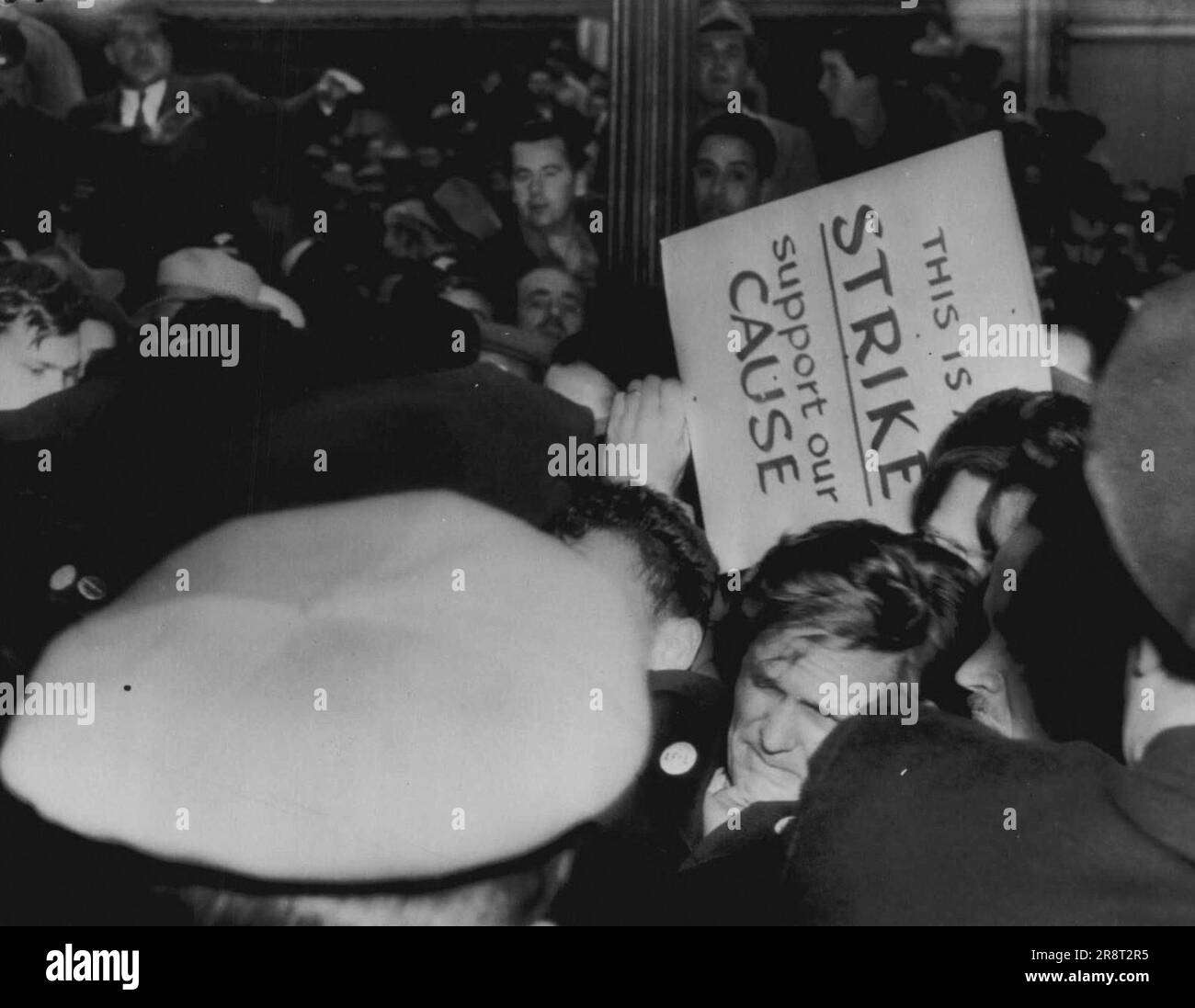 Scuffle auf der Streiklinie -- Polizei, AFL-Gewerkschafter und Zuschauer schnüffeln heute vor Hastings Laden hier in der ersten abtörichten Gewalt beim AFL-Protestgang. Notieren Sie sich den Ausdruck auf dem Busfahrer (unten rechts in der Mitte), während die Polizei in die Quell-Störung eindringt. 3. Dezember 1946. (Foto von AP Wirephoto). Stockfoto