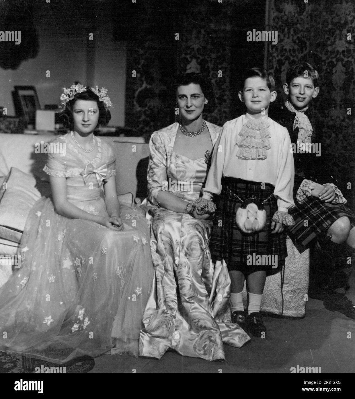 H.R.H. Die Herzogin von Kent und ihre Familie in ihrem Wohnsitz in Coppins, Iver, Bucks -- mit der Herzogin sind (von links nach rechts) Prinzessin Alexandra (geboren am 25. Dezember 1936), Prinz Michael (geboren am 4. Juli 1942) und Prinz Edward, Herzog von Kent (geboren am 9. Oktober 1935). 17. März 1948. (Foto: Baron, Camera Press). Stockfoto