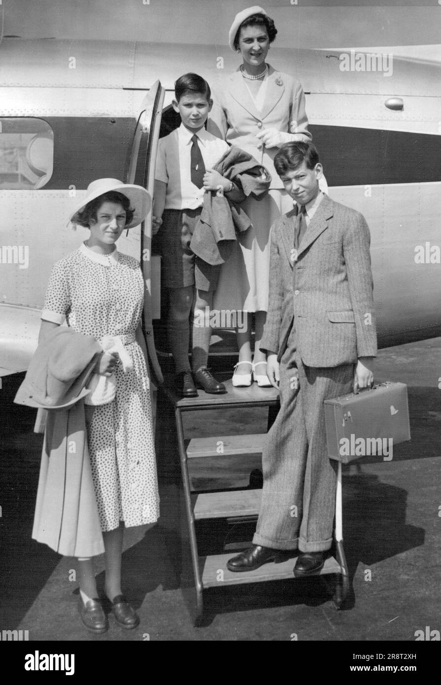 Königliche Party ab nach Jersey -- der Sommersonnenschein ruft diese königliche Party in den Urlaub in Jersey; die Herzogin von Kent (oben) mit ihrer Familie, dem Herzog von Kent (Vordergrund), Prinz Michael, und Prinzessin Alexandra (links), die hier gezeigt werden, bevor sie sich heute (Freitag) an Bord eines B.O.A.C.-Flugzeugs am Flughafen London nach Jersey begeben. 04. August 1950. (Foto von Reuterphoto). Stockfoto