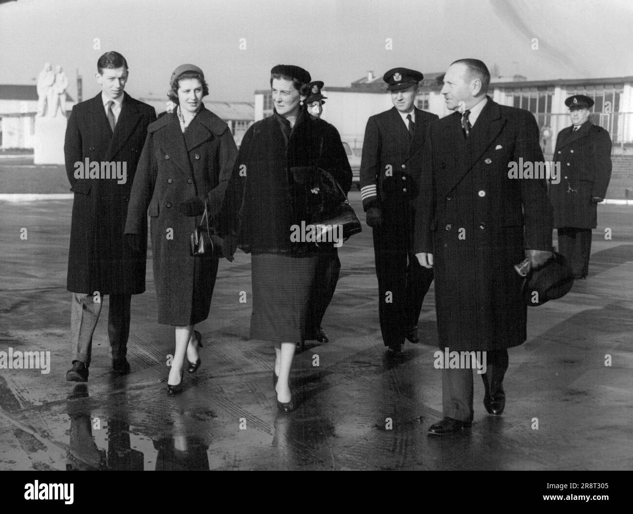 Herzogin und Familie Fliegen zur königlichen Hochzeit (von links nach rechts), der Herzog von Kent, Prinzessin Alexandra, die Herzogin von Kent, die heute Morgen zu ihrem Flugzeug am Londoner Flughafen ging, begleitet von Sir John Obalbiac, dem Flughafenkommodore. Die Herzogin von Kent, begleitet von Prinzessin Alexandra und dem Herzog von Kent, verließ heute den Flughafen London nach Portugal, wo sie an der Samstaghochzeit des Neffen der Herzogin, Prinz Alexander von Jugoslawien, an Prinz Alexander von Jugoslawien, an Prinz Maria Pia, Tochter des Ex-Königs Umberto von Italien, teilnehmen werden. Im Estoril, im Holida… Stockfoto