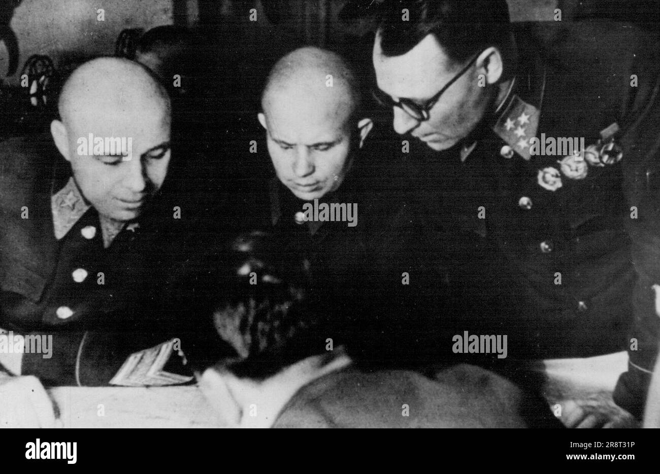 Marschall Timoschenko hält Kriegskonferenz an der Charkov-Front ab. Ein Foto, das in seinem Hauptquartier an der Südwestfront (Charkov) aufgenommen wurde und Marschall S. Timoschenko, stellvertretender Volkskommissar für Verteidigung, zeigt, wie er eine Kriegskonferenz mit N. Chruschtschew, Mitglied des Militärrates, und Oberst Y. Tscherevichenko abhält. 19. Juni 1942. (Foto von UdSSR Offizielles Foto). Stockfoto