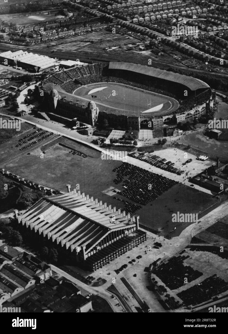 Austragungsort der Olympischen Spiele 1948 - Ein schöner Blick aus der Vogelperspektive auf das Wembley Stadium (oben) und den Empire Pool und die Sports Arena, wo die Olympischen Spiele 1948 stattfinden. Das Stadion bietet Platz für 100.000 Personen, und der Empire Pool hat permanente Sitzplätze für 8.000 Personen. Für Boxturniere kann die Sitzplatzreservierung am Empire Pool auf 12.000 Personen erhöht werden. 24. Juni 1948. Stockfoto