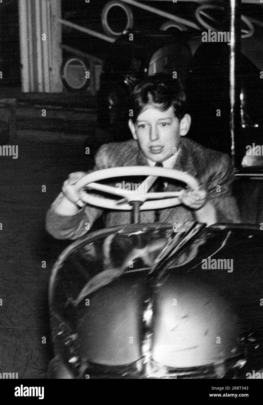 Herzog von Kent und Prinz Michael im Zirkus - der Herzog von Kent versucht, auf dem Zirkusmarkt ein „Dümmernwagen“ zu fahren. Der Herzog von Kent und Prinz Michael besuchten heute (Mittwoch) die Kirmes in Olympia, wo sie persönlich von Mr. Cyril Mills gezeigt wurden. Vom berühmten Mills Circus. 11. Januar 1950. (Foto von Fox Photos). Stockfoto