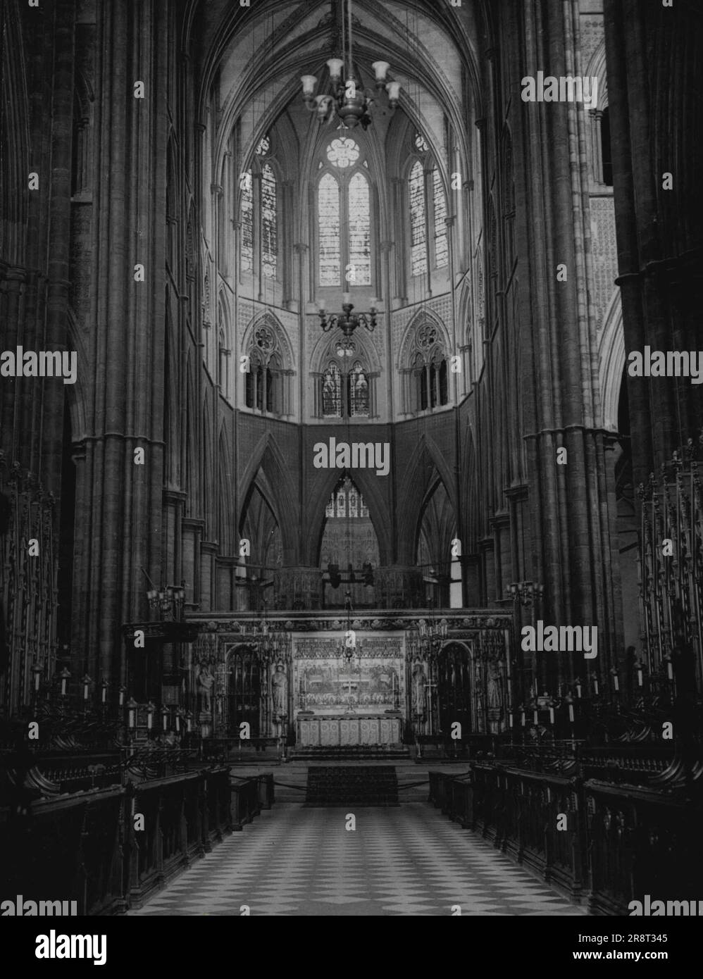 Die Abtei, so wie sie ist und wie sie sein wird - das Schiff und die Westtür von Westminster wurden kürzlich geschlossen, damit Zimmerleute und Möbelhersteller mit der Vorbereitung der Krönung beginnen können. Bis Juni wird sich alles ändern. Im Nave werden Altar, Stühle, Teppiche und alles außer dem Grab des unbekannten Kriegers weggeräumt. Über die gesamte Länge. Von der Westtür zum Chor werden Stände nach innen gebaut, um den Gang zu umschließen, wo die Königin in Prozession zur und von der zentralen Krönungszeremonie gehen wird. In den Transepten (den beiden Zweigen der Abtei) zwei umfangreiche Audits… Stockfoto