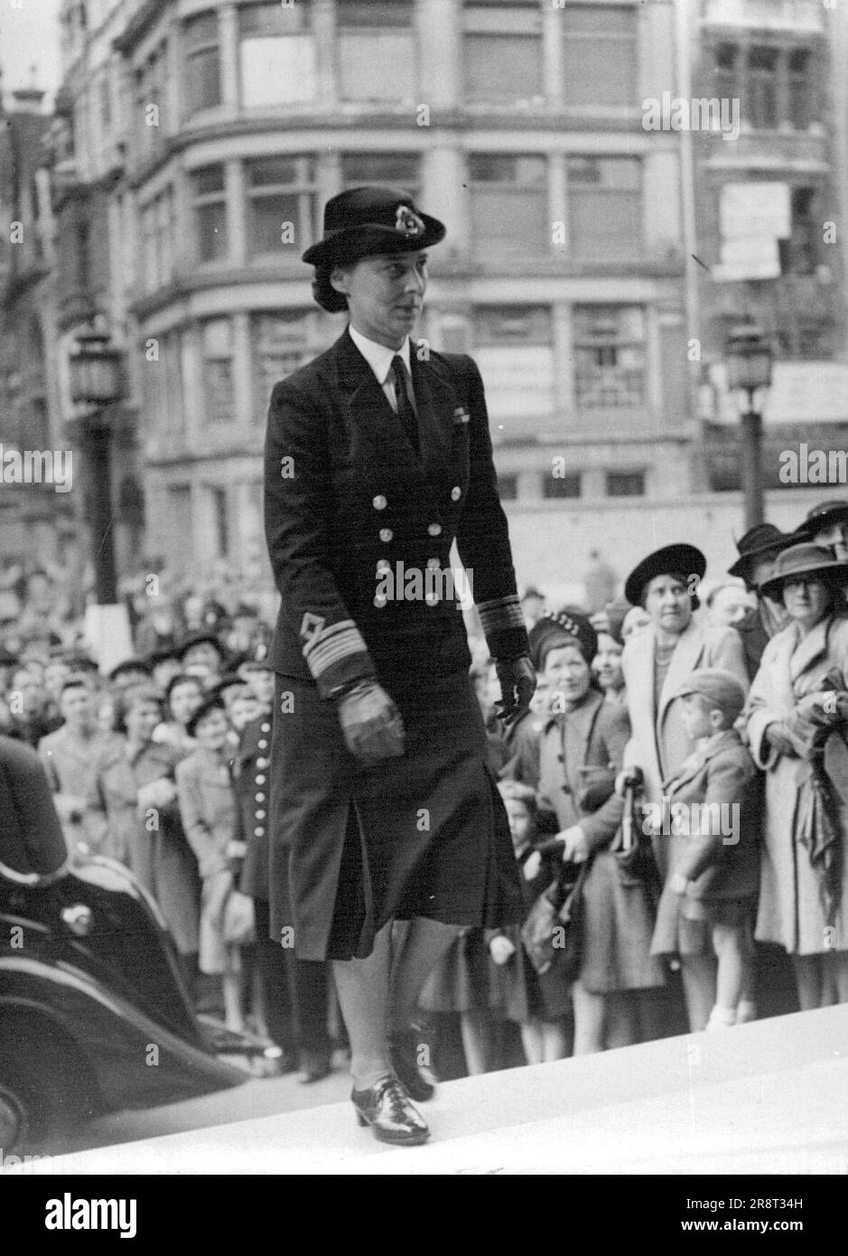 Herzogin von Kent besucht den Fürsorgedienst für Griechenland -- die Herzogin von Kent kommt zum Gottesdienst. Die Herzogin von Kent gehörte zu der großen Versammlung, die am Gottesdienst für Griechenland in St. Paul's Cathedral London. 06. Oktober 1943. Stockfoto