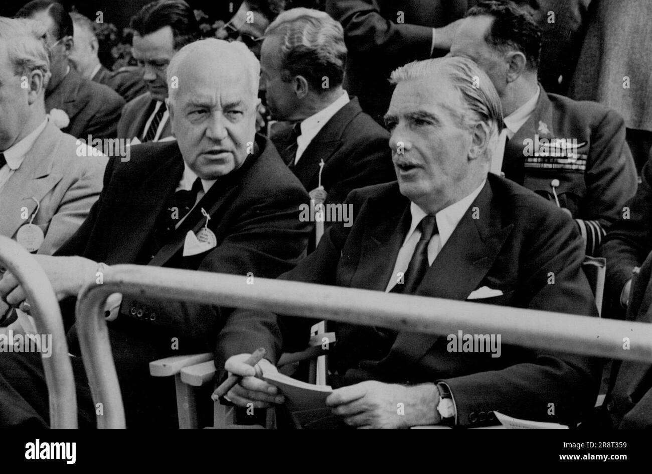 Der Premierminister Von Farnborough. Sir Miles Thomas, Vorsitzender der B.O.A.C., unterhielt sich mit Premierminister Sir Anthony Eden, während er die fliegende Ausstellung sah. Der Premierminister Sir Anthony Eden war einer der vielen Besucher der großen Luftausstellung und Ausstellung, die von der Society of British Aircraft Constructors in Farnborough, Hampshire, organisiert wurde. 7. September 1955. (Foto: Sport & General Press Agency Limited). Stockfoto