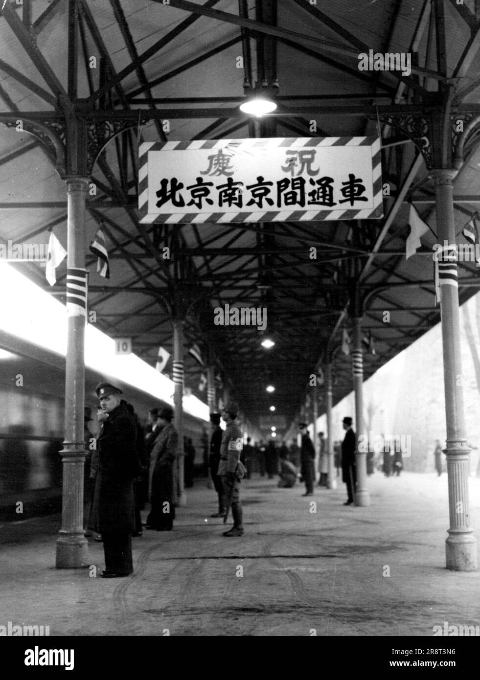 China - Verkehr - Eisenbahn - Peking .. Off on Initial Trip -- der Zug, der die erste Durchreise von Peking nach Pukow, gegenüber Nanking über den yangtze machte) nach der Wiedereröffnung der Tientsin-Pukow-Linie durch die Japaner wird ein Bild gesehen, wie er die Changyangmen-Station Peking am 11. März verließ. 11. März 1939. (Foto vom Domei News Photos Service). Stockfoto