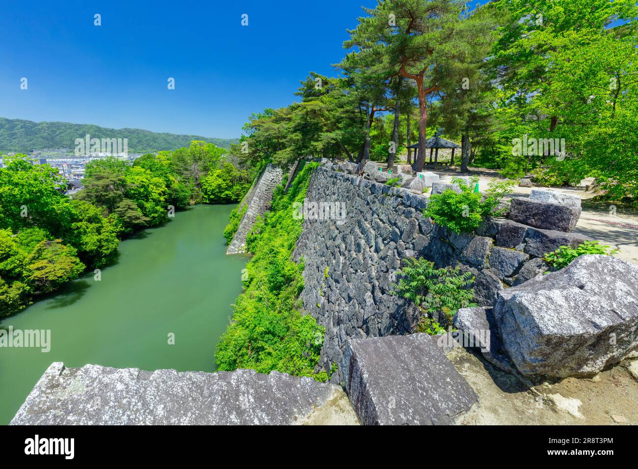 Hohe Steinmauern und Innengraben von IGA-Ueno Castle in frischem Grün Stockfoto