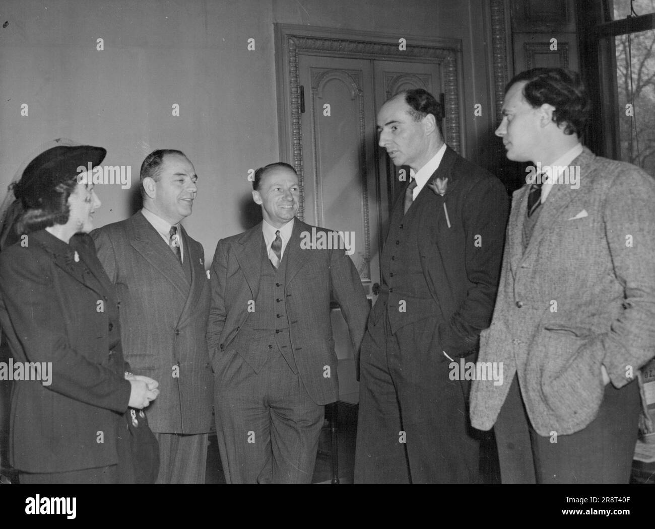 Essensgeschenk vom Australian Cricket Board of Control (von links nach rechts): Mrs. Strachey, Mr. Johnson, Don Bradman, Mr. Strachey und Mr. Lewis, stellvertretender Privatsekretär von Mr. Strachey. Das australische Cricket-Team, das gerade in Großbritannien angekommen ist, brachte ein Geschenk des australischen Cricket Board of Control mit, das in diesem Land kostenlos verteilt werden kann. Das Geschenk besteht aus 200 Kartons mit je 48-12 oz. Doses of Meat and the Board hofft, dass dieses Geschenk dazu beitragen wird, die Lebensmittel auszugleichen, die die australische Mannschaft während ihres Aufenthalts in Großbritannien verzehrt. Dieses Geschenk ist ein weiterer Beweis für... Stockfoto