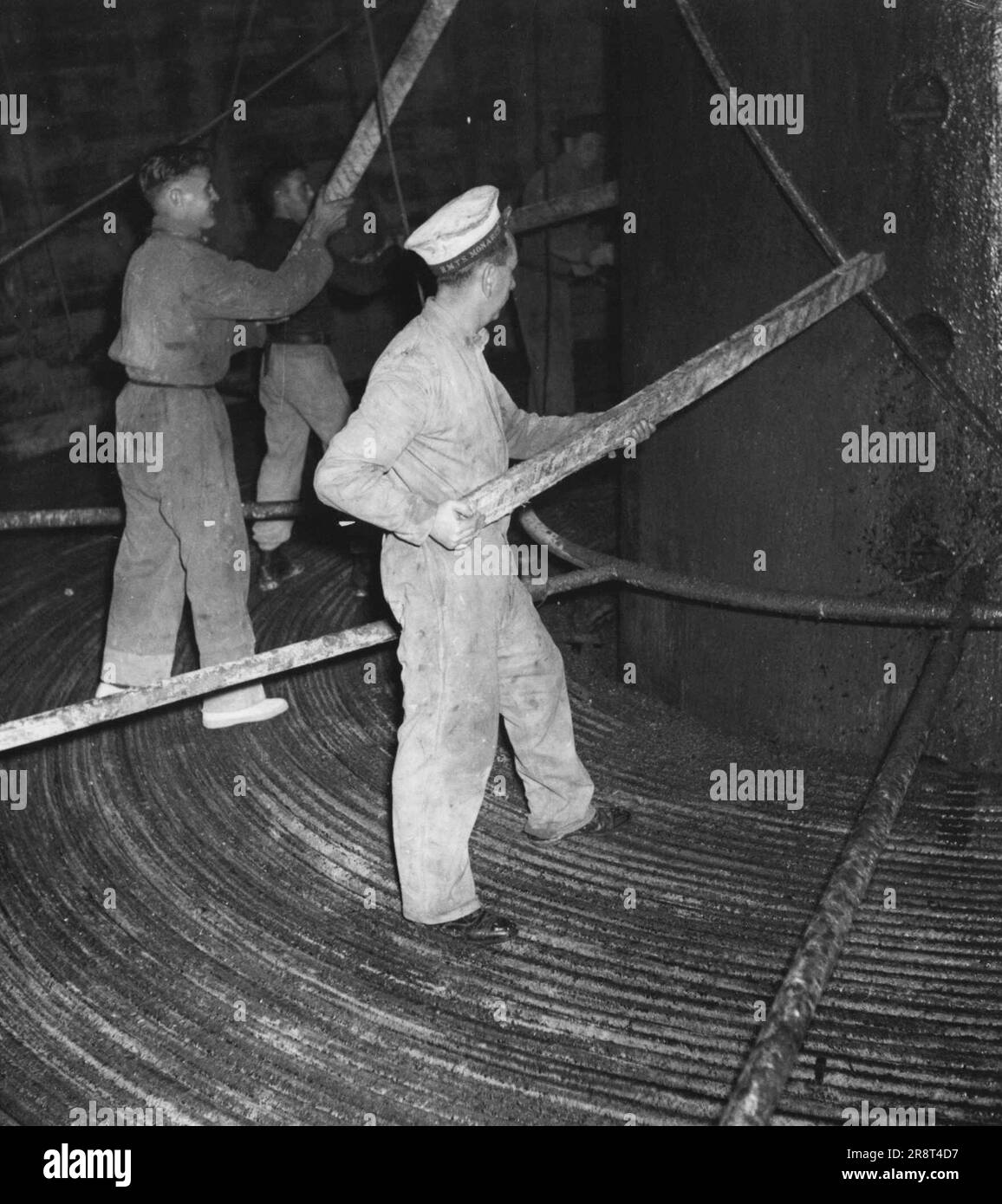 Großbritanniens erste Unterwasser-Telefonverbindung mit Amerika. Ein Blick auf eine der Kabelhalterungen der Monarch. Der größte Teil des translantischen Telefonkabels im Wert von etwa £5 Millionen Dollar wurde in Großbritannien von Submarine Cables Ltd. In ihrem neuen Werk in Erith, Kent, hergestellt. Der Hersteller des Kabels verlangt die Verwendung von 2.700 Tonnen Kupfer, 1.400 Tonnen Polyethylen, 11.000 Tonnen Stahldraht, 1.800 Tonnen Jutegarn und 2.400.000 Yards Baumwollgewebe. 1. Dezember 1955. (Foto: Offizielles britisches Foto). Stockfoto