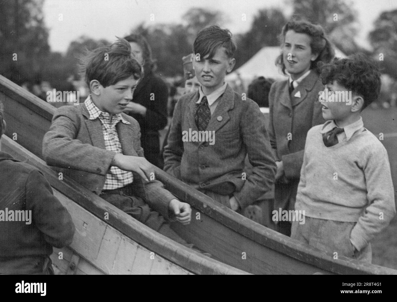 Royal Competitors in Horse Show - der junge Herzog von Kent genießt sich auf einer Rutsche bei der Show. H.R.H. Der Herzog von Kent und sein Bruder und seine Schwester Prinz Michael und Prinzessin Alexandra wurden heute in Iver, Bucks, ausgezeichnet. Die beiden jüngeren Kinder nahmen an einigen der Veranstaltungen Teil. 12. April 1948. (Foto von Fox Photos). Stockfoto