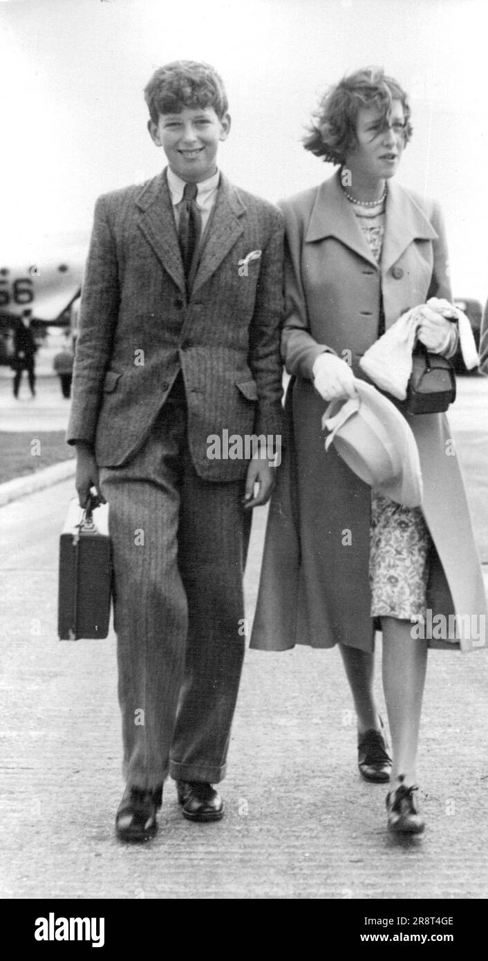 Herzog von Kent und seine Schwester Zurück aus Jersey - der 14-jährige Herzog von Kent und seine 13-jährige Schwester Prinzessin Alexandra, die heute (Montag) am Flughafen London bei ihrer Rückkehr mit ******.O.A.C. Flugzeugen aus Jersey abgebildet wurden, da waren sie im Urlaub. 28. August 1950. (Foto von Reuterphoto). Stockfoto