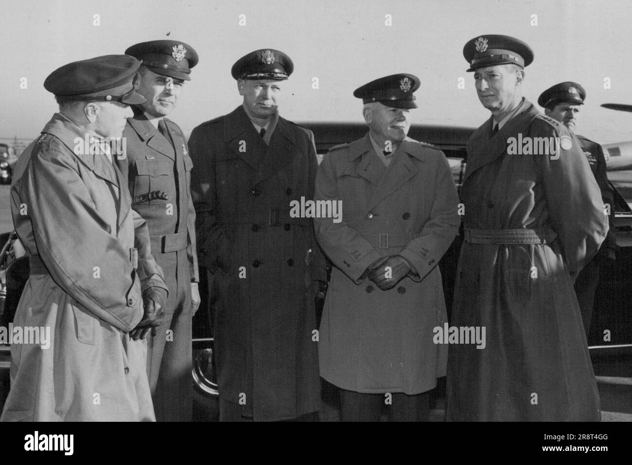 Generalleutnant Doyle O. Hickey, CofS, HQs Fed; Generalleutnant Maxwell D. Taylor, neu ernannter CG, Achte US-Armee; General Otto P. Weyland, CG Feaf; General J. Lawton Collins, Stabschef der US-Armee; Und General Mark A. Clark, Cincfe, berät sich vor General Collins Abflug vom internationalen Flughafen Tokio, Tokio, Japan. General Collins verlässt Tokio nach Nordjapan, um seine Tour durch die FEC und Korea fortzusetzen. 30. Januar 1953. (Foto: US Army Photo). Stockfoto