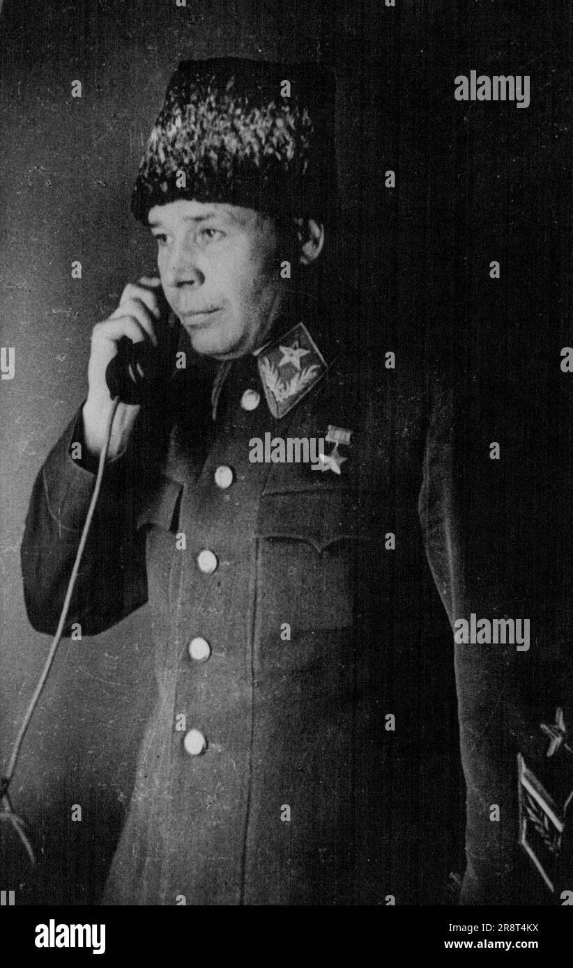 Timoshenko überprüft die deutsche Offensive gegen Sewastopol - Neues Bild. Ein neues Bild in London, das gerade gezeigt wurde: Oberbefehlshaber der südwestlichen Leitung, Held der Sowjetunion, Marschall S. K. Timoschenko. Der deutsche Plan für eine neue Landoffensive gegen Sewastopol wurde von Marschall Timoschenkos Offensive gegen Rostow und den Kaukasus überprüft. 9. Juni 1942. Stockfoto