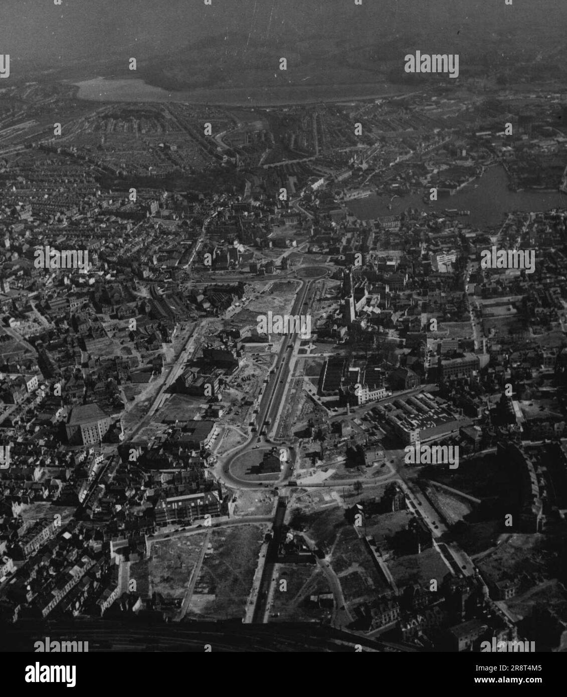 Wiederaufbau von Plymouth -- Luftaufnahme zeigt das Ausmaß der Schäden, die durch die Bombardierung des Zentrums von Plymouth entstanden sind. Über 72.000 Häuser wurden zerstört oder beschädigt. 16. Januar 1950. (Foto von Camera Press). Stockfoto
