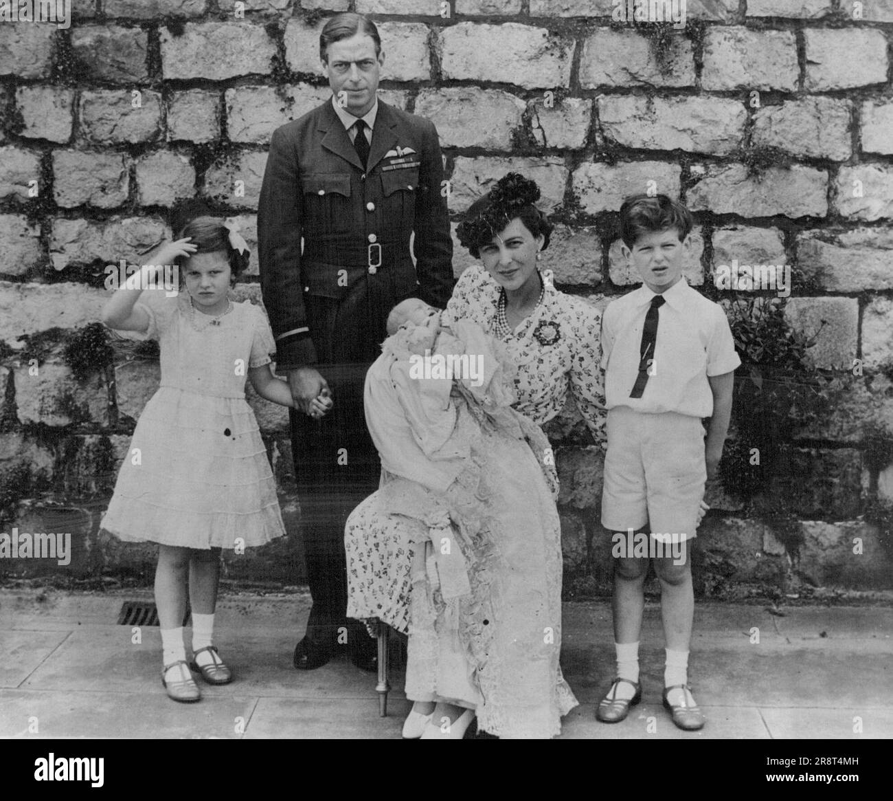 Roosevelt Pate des Neuen Prinzen - hier sind der Herzog und die Herzogin mit ihren Kindern, Prinz Edward, Prinzessin Alexandra und das Baby nach der Zeremonie. Prinz George von Kent, jüngstes Mitglied der Königsfamilie und drittes Kind des Herzogs und der Herzogin von Kent, wurde gestern vom Erzbischof von Canterbury getauft. Präsident Roosevelt ist einer der acht Paten des Prinzen, der am 4. Juli, dem Amerikanischen Unabhängigkeitstag, geboren wurde und dessen Namen Michael George Charles Franklin sind. 13. Oktober 1942. Stockfoto