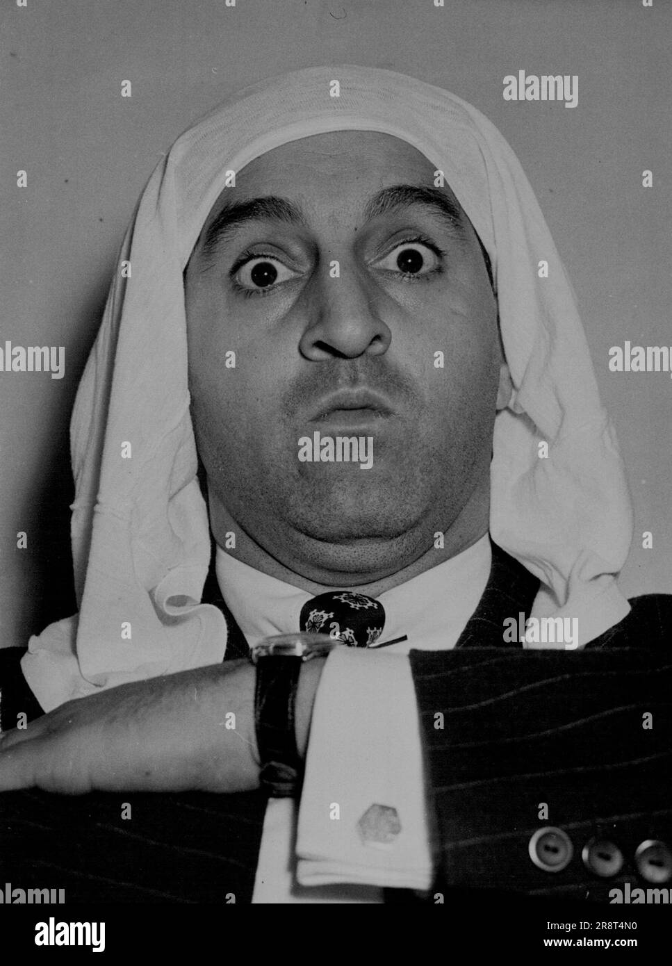 Sein Gesicht ist sein Vermögen... der Scheich von Arabien? Nun, ich habe so viele Gesichter, dass ich nicht weiß, wer ich bin, erklärt Danny Thomas, der amerikanische Komiker im London Palladium. 28. März 1950. (Foto: Paul Popper Ltd.) Stockfoto