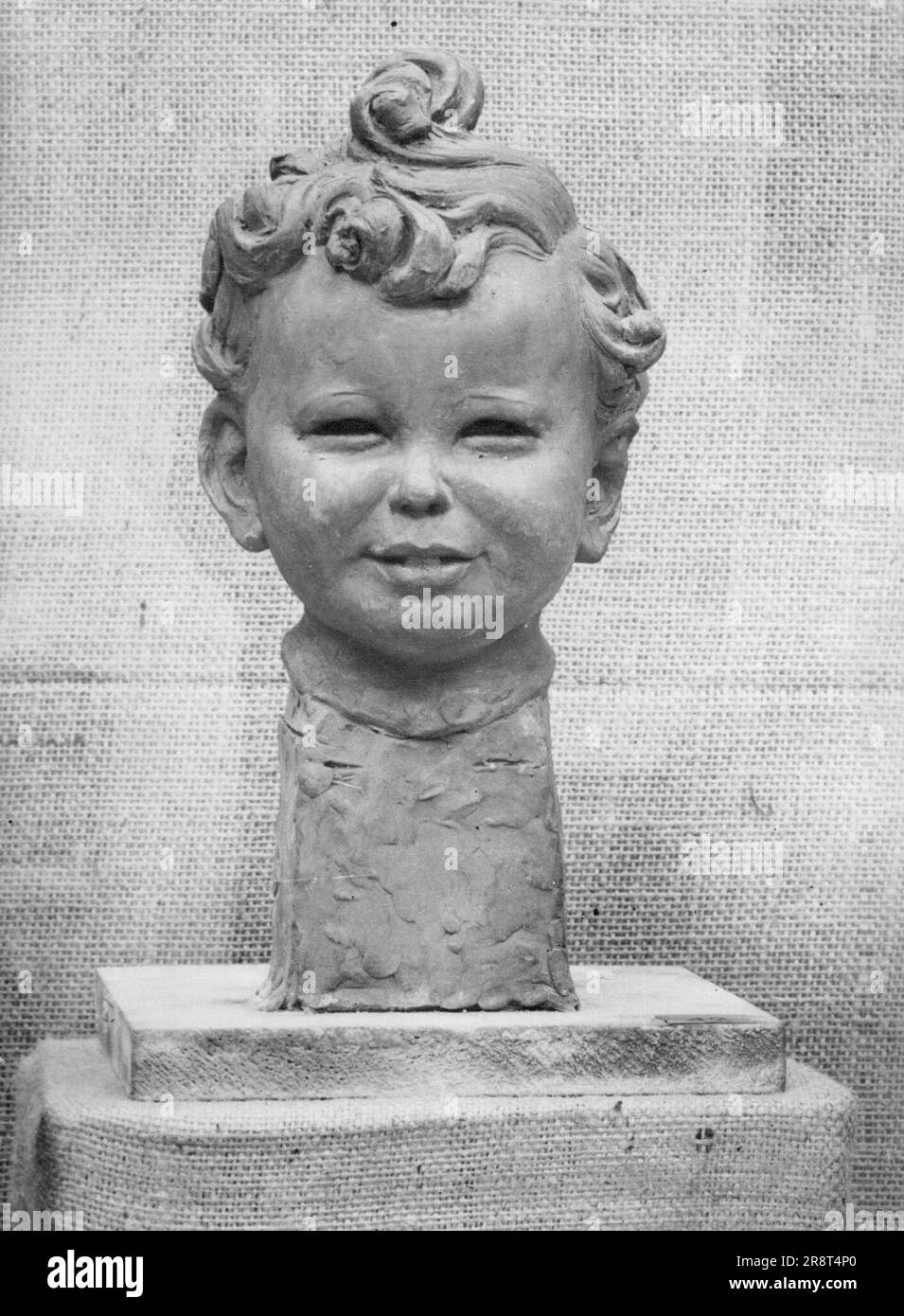 Bilder, die Hitler ablehnte, gesehen in London - 20. Ausstellung deutscher Kunst aus dem Jahrhundert in den neuen Burlinton Galleries, Bond Street. Die Ausstellung umfasst Werke aller deutschen Künstler, von denen die meisten jetzt im Exil sind, die Hitler letztes Jahr in der berühmten Ausstellung „Degenerate Art“ in München pillorierte. Eine Büste von Prinz Edward, dem zweijährigen Sohn des Herzogs und der Herzogin von Kent. 6. Juli 1938. (Foto: Sport & General Press Agency, Limited). Stockfoto