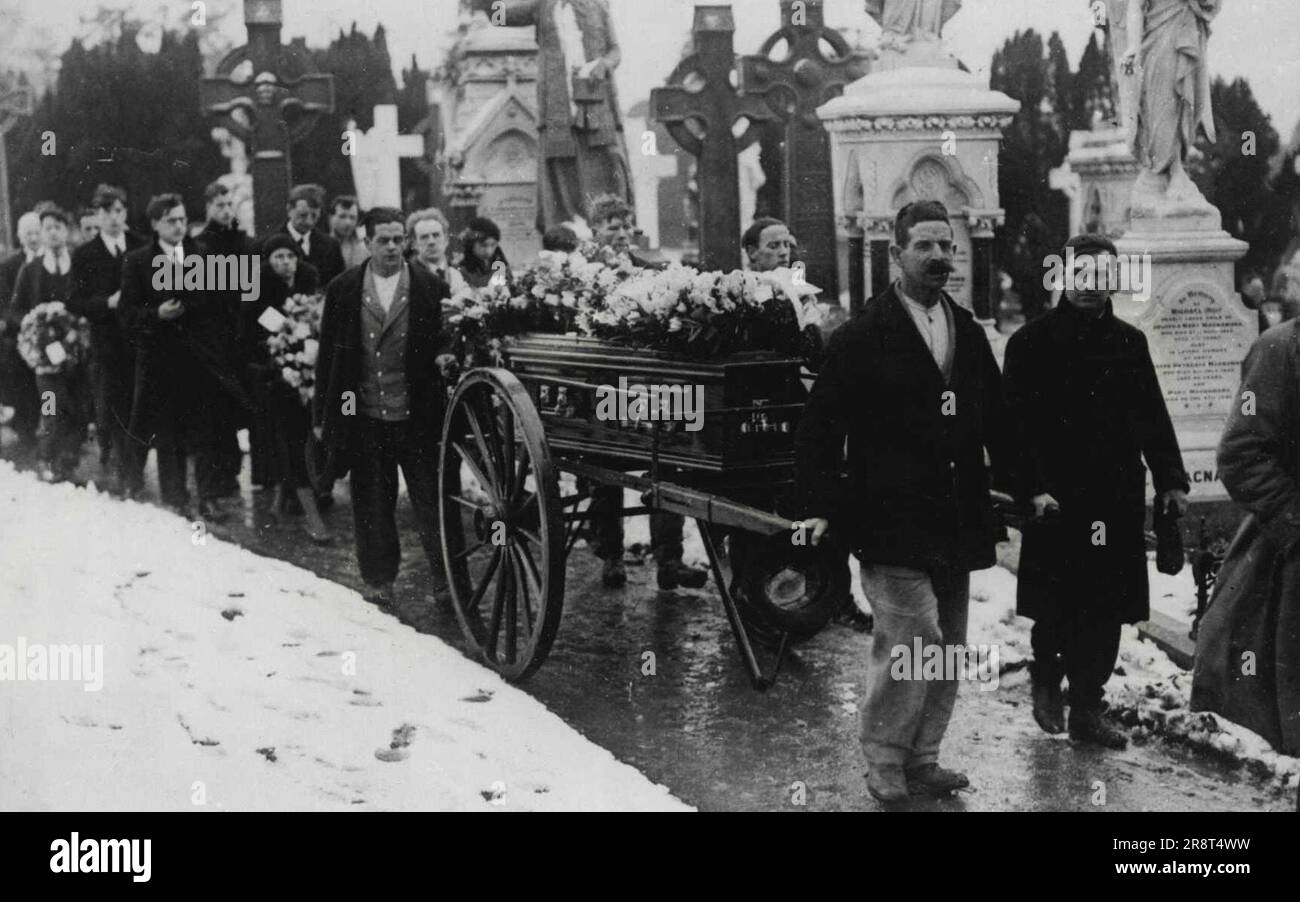 Beerdigung von DeValeras Sohn. Die Überreste des verstorbenen Brian DeValera, der auf dem Glasnevin-Friedhof zur Beerdigung ins Grab gezogen wurde, gefolgt von seinem Vater und drei Brüdern. Die Beerdigung von Brian DeValera, dem Sohn von Herrn DeValera, Präsident des irischen Freistaates, fand gestern im Glasnevin Cemetary in Dublin statt. 12. Februar 1936. (Foto von Keystone). Stockfoto