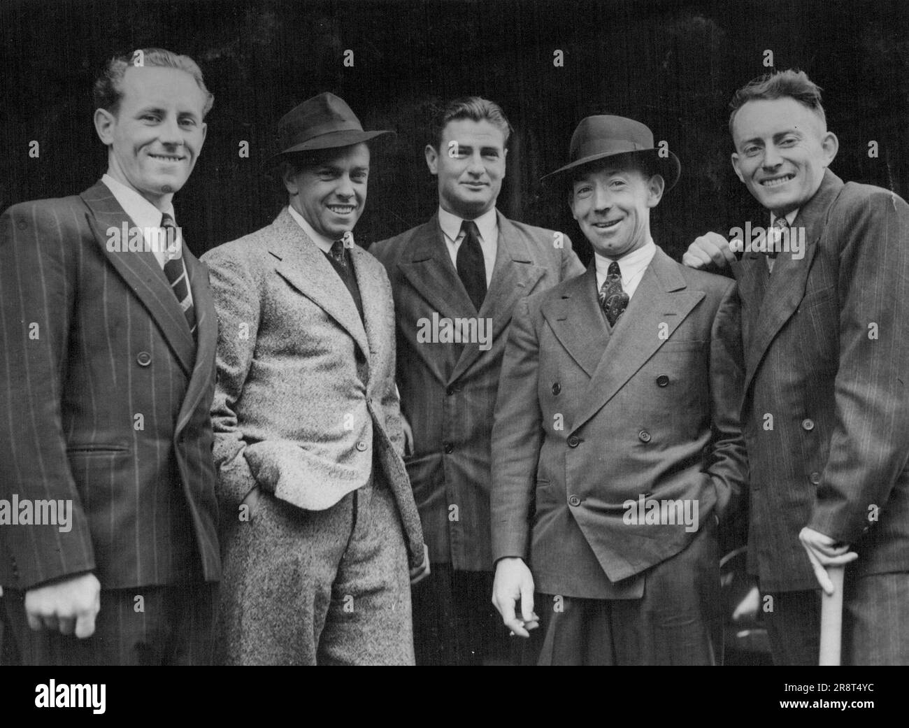 Fünf Viktorianer wurden letzte Nacht für die erste australische Testseite ausgewählt, die heute in der Spencer Street fotografiert wurde, nach ihrer Rückkehr von ihrem Triumph in Adelaide. Oben von links: George Tribe, Left-arm Spin Bowler, Ian Johnson und K. Miller, Allrounder und Lindsay **** . 05. Dezember 1946. Stockfoto
