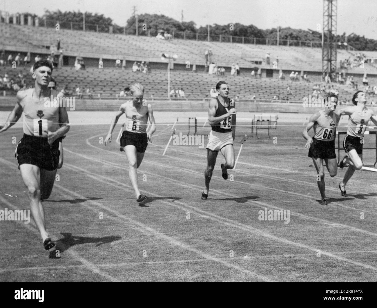 220 Yards: John Treloar (N.S.W.) gewinnt von Bill de Gruchy (W.A.) und K. Reede (N.S.W.). 31. Januar 1952. (Foto von The Telegraph Newspaper Co. Ltd.). Stockfoto