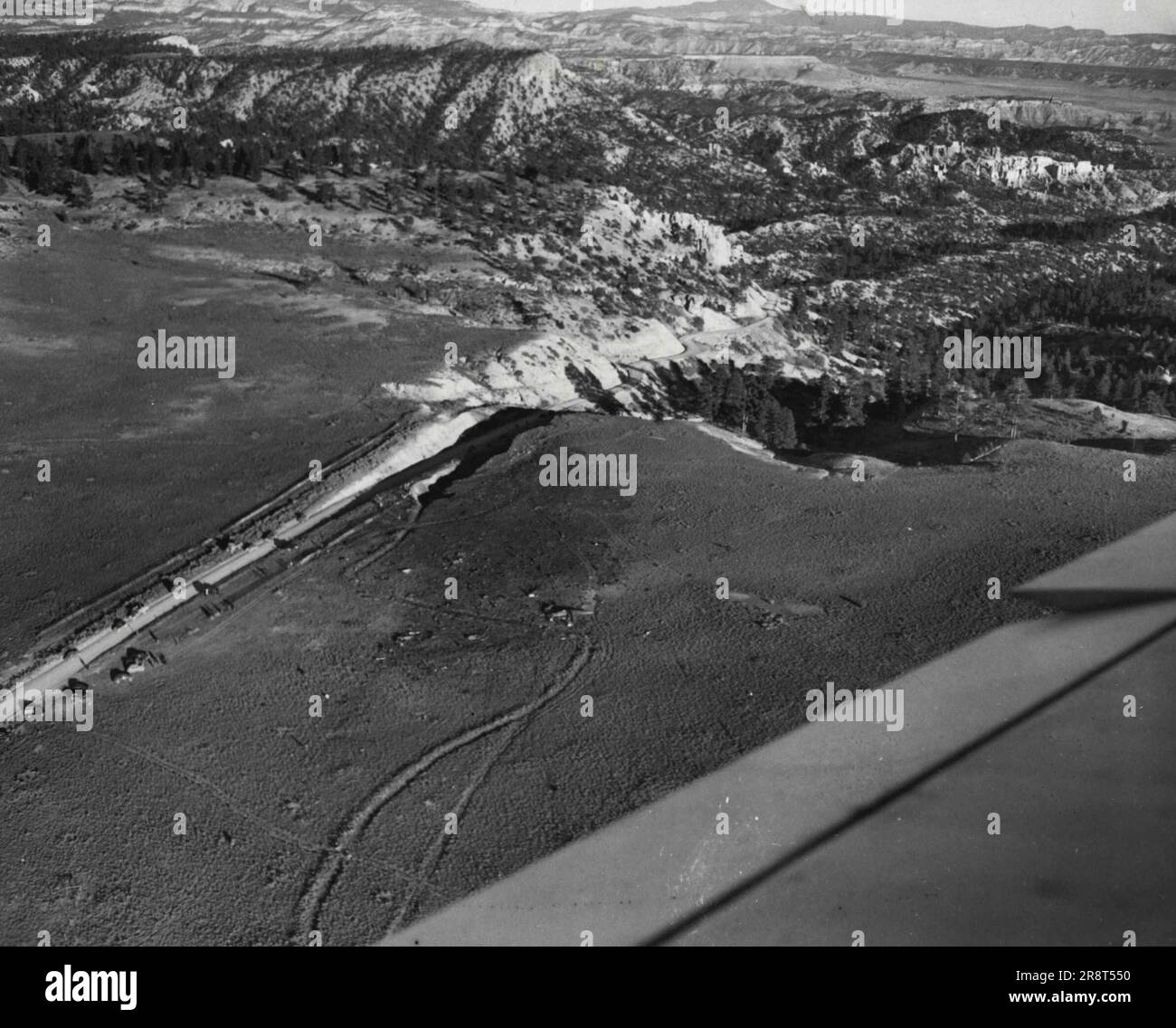 Flugzeugabstürze, die 52 töteten -- Allgemeine Sicht auf Bryce Canyon, Utah, 24. Oktober, wo ein DC-6 abstürzte und alle 52 Personen an Bord tötete. Auf dem Weg von Los Angeles nach New York fing das Flugzeug Feuer und stürzte nur eine kurze Entfernung vom Canyon oben rechts und auch eine kurze Entfernung von einem Notlandeplatz ab, den der Pilot erreichen wollte. Das Wrack des Flugzeugs ist links in der Mitte. 26. Oktober 1947. (Foto nach zugehörigem Pressefoto). Stockfoto